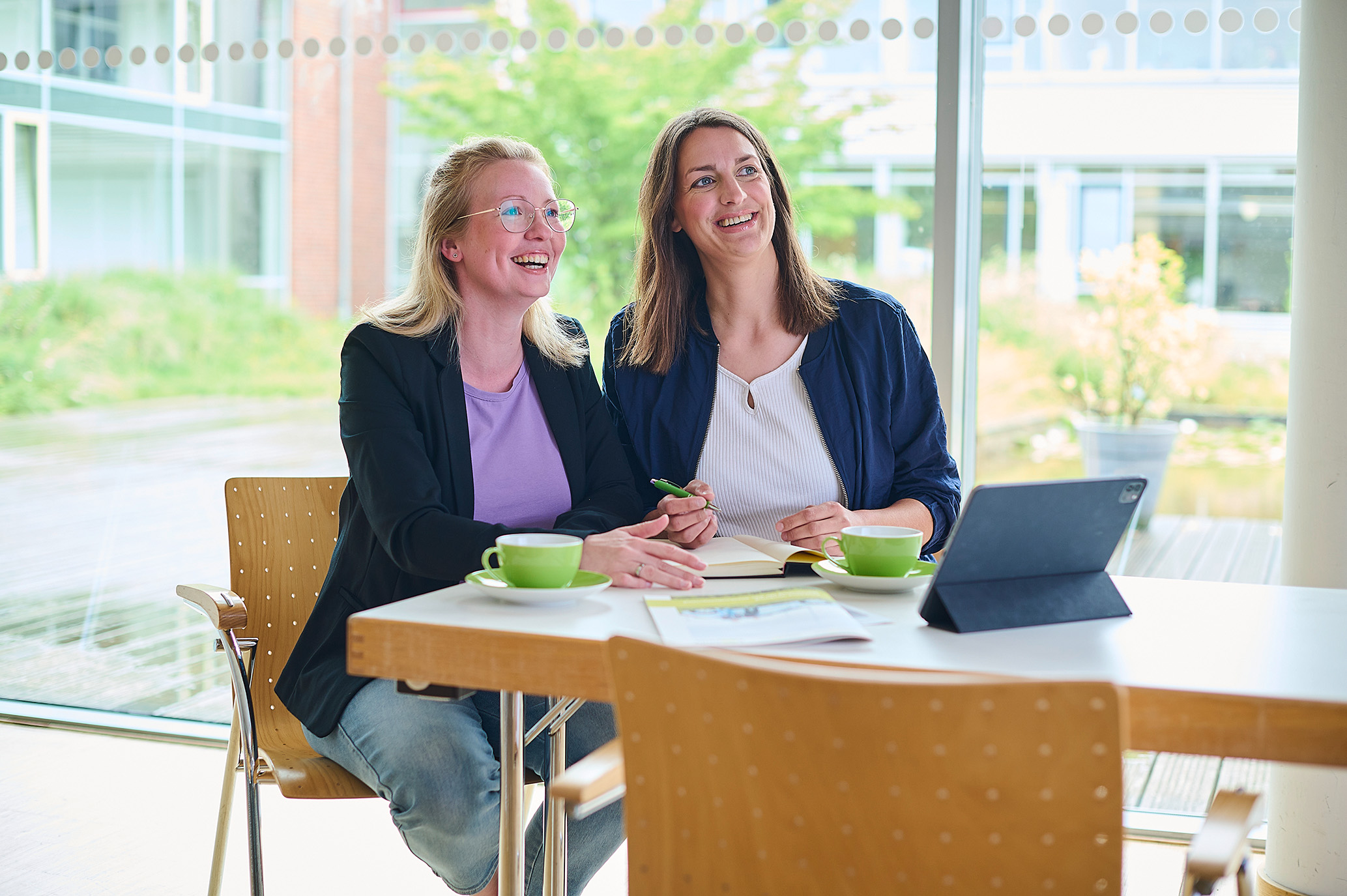 Zwei Frauen am Schreibtisch vor einem Laptop