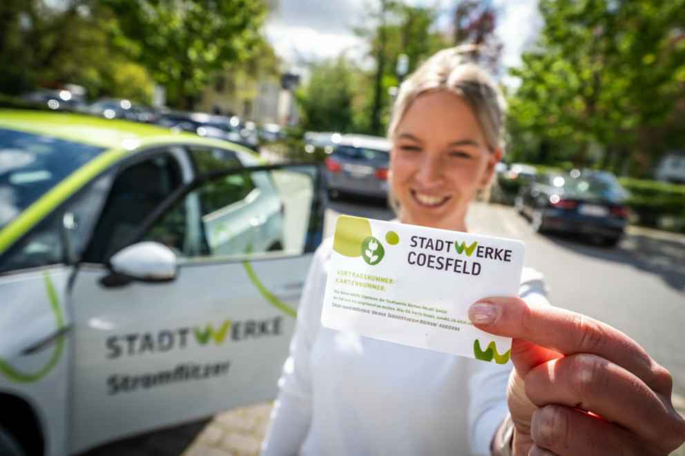 Person mit einer Ladekarte in der Hand Person mit einer Ladekarte in der Hand