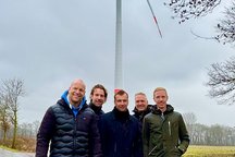 5 Personen vor der Windkraftanlage in Weseke.