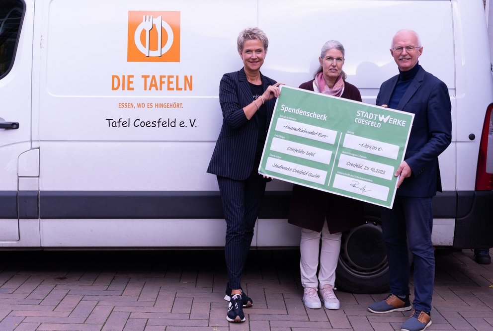 Stadtwerkefietsen. drei Personen vor einem Lieferwagen der „Tafel“.
