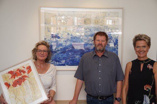 Servicecenter Ausstellungen Künstlerin Liesel Bröckerhoff, Norbert Lüdiger und Antje Evers vor Bild