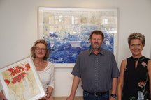 Künstlerin Liesel Bröckerhoff, Norbert Lüdiger und Antje Evers vor Bild