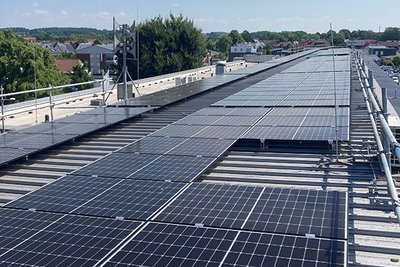  große Photovoltaikanlage auf einem Flachdach bei sonnigem Wetter