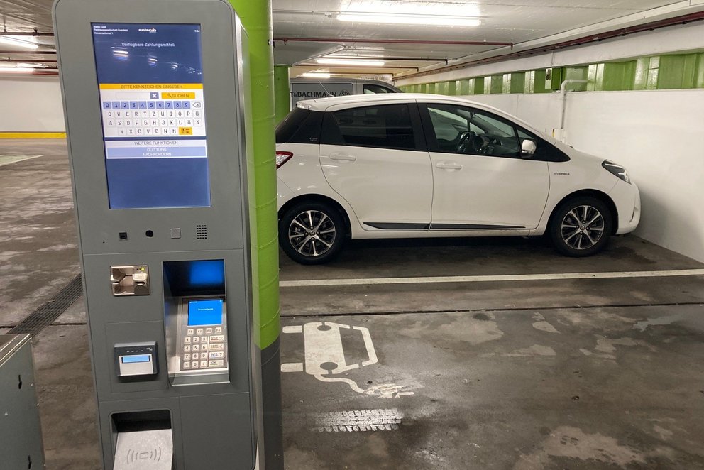E-Ladesäule in einem Parkhaus E-Ladesäule in einem Parkhaus