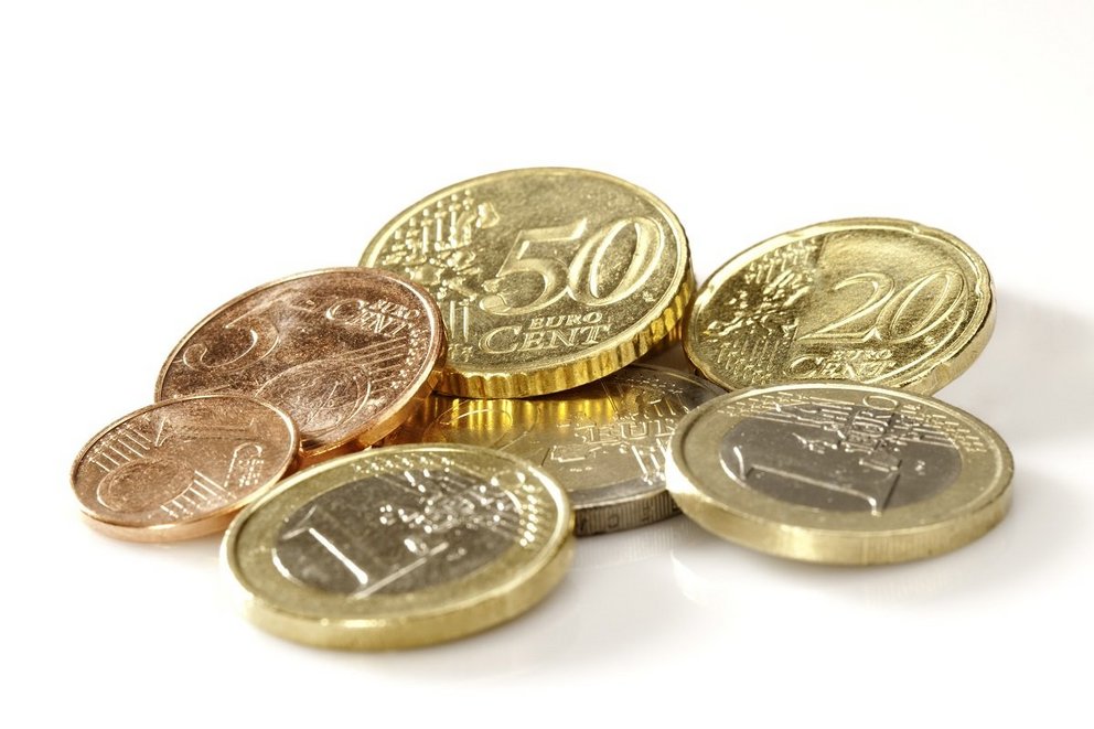 Preisanpassungen Einige Euro- und Centmünzen übereinanderliegend