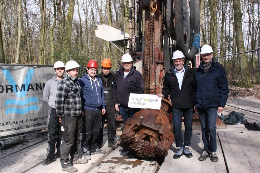Wasserwerk Coesfeld Gruppenfoto Arbeiter der Bohrfirma und Mitarbeiter der Stadtwerke vor Bohrgerät