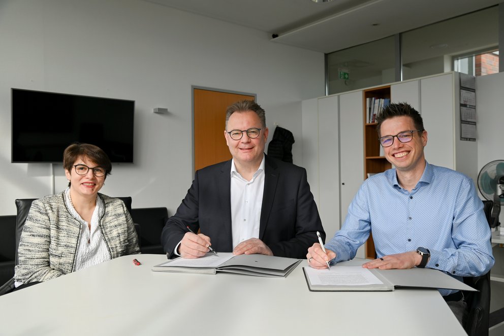 Vertragsunterzeichnung. Alina Ahrens, Prokuristin der Stadtwerke Emsdetten, sowie Jürgen B. Schmidt, Geschäftsführer der Stadtwerke Emsdetten und Ron Keßeler, Geschäftsführer der Stadtwerke Coesfeld.