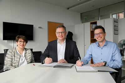 Alina Ahrens, Prokuristin der Stadtwerke Emsdetten, sowie Jürgen B. Schmidt, Geschäftsführer der Stadtwerke Emsdetten und Ron Keßeler, Geschäftsführer der Stadtwerke Coesfeld.