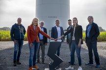 Clemens Schulze Tast, Mechtild Schulze Hessing, Thomas Stallmeyer, Johannes Peter, Ron Keßeler, Eliza Diekmann und Milan Nitschke vor einem Windrad