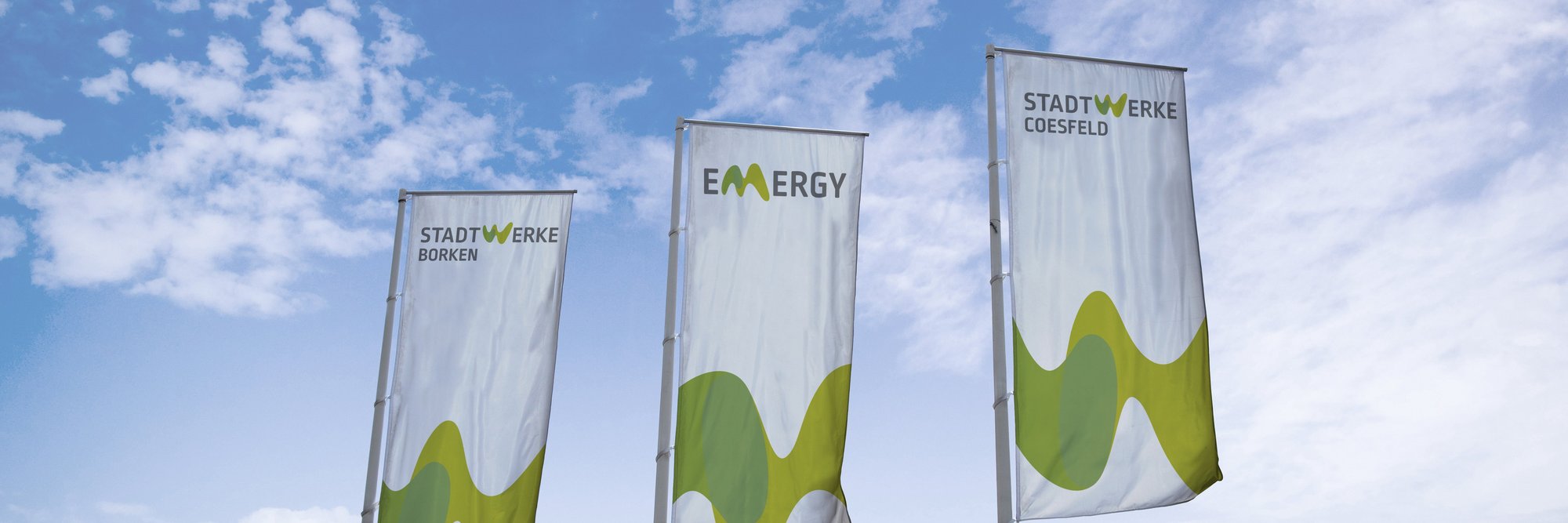 Fahnen Emergy Logo Drei Fahnen mit dem Emergy Logo