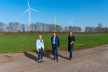 Die Städte Coesfeld und Borken sind zusammen mit ihrer gemeinsamen Versorgungs-Gesellschaft, der Emergy, schon länger erfolgreich im Bereich Erneuerbare Energien unterwegs. Jetzt bringen sie – als eine von vier Pilotkommunen in Nordrhein-Westfalen – die kommunale Wärmeplanung auf den Weg. Borkens Bürgermeisterin Mechtild Schulze Hessing, Ron Keßeler, Geschäftsführer der Emergy, und Coesfelds Bürgermeisterin Eliza Diekmann (von links) freuen sich über die zukünftige Zusammenarbeit im Bereich der kommunalen Wärmeplanung.