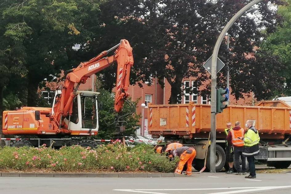 Störung Gasversorgung Bagger und LKW mit Arbeitern