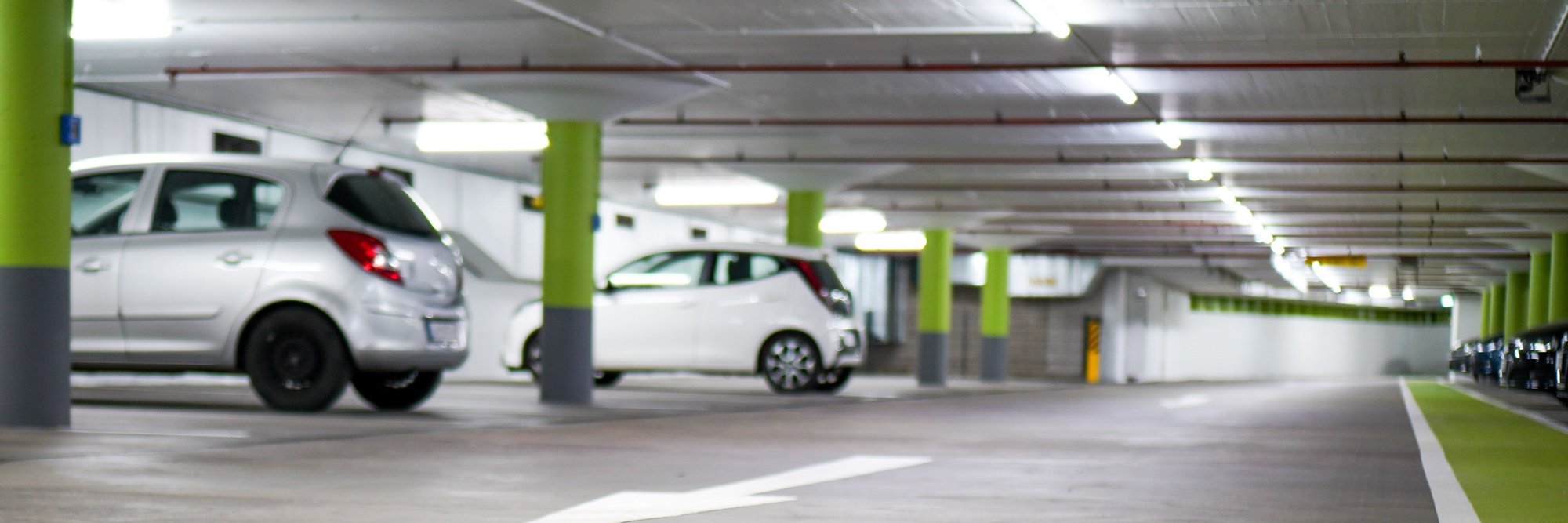 Moderne, helle Tiefgarage mit parkenden Autos