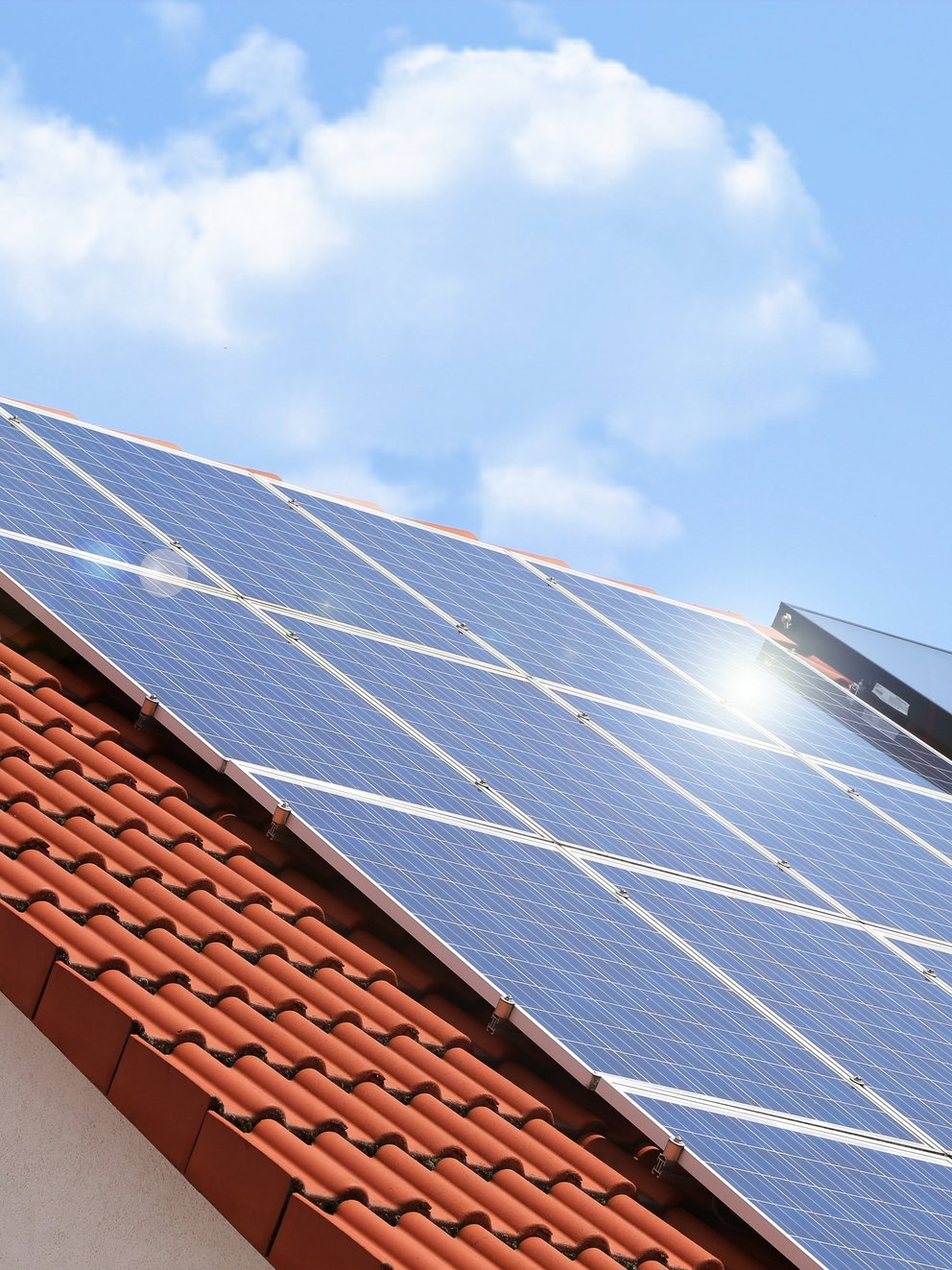 Solarpanel auf Dach bei Sonnenschein. Das Bild zeigt ein Solarpanel auf einem Dach bei sonnigem Wetter.