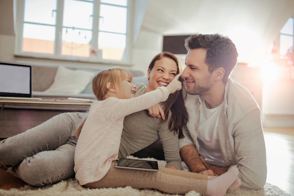 Familie im Wohnzimmer