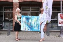 Lisa Heisterkamp und Antje Evers mit Bild vor Service Center