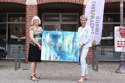 Servicecenter Ausstellungen Lisa Heisterkamp und Antje Evers mit Bild vor Service Center