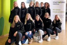 Tanzsportgruppe Bailandos stehend und kniend im Foyer der Stadtwerke