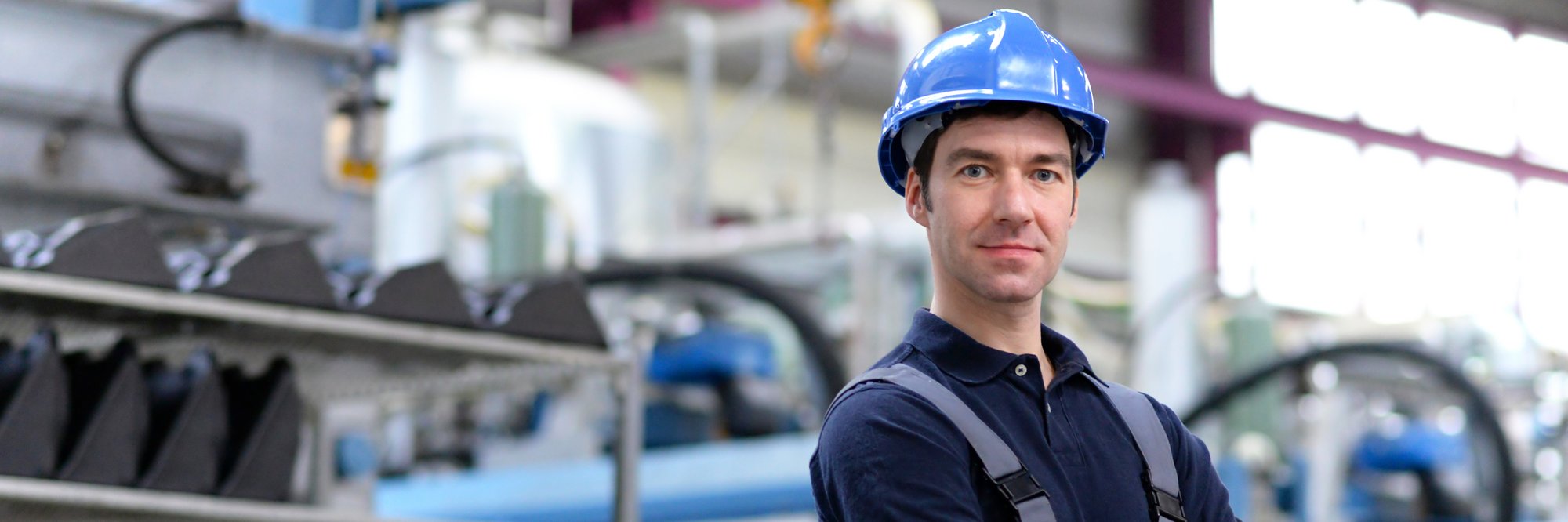 Industriemitarbeiter mit Helm