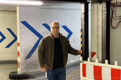 Ullrich Czeranowsky steht im Parkhaus neben einer Baustellenbarke.