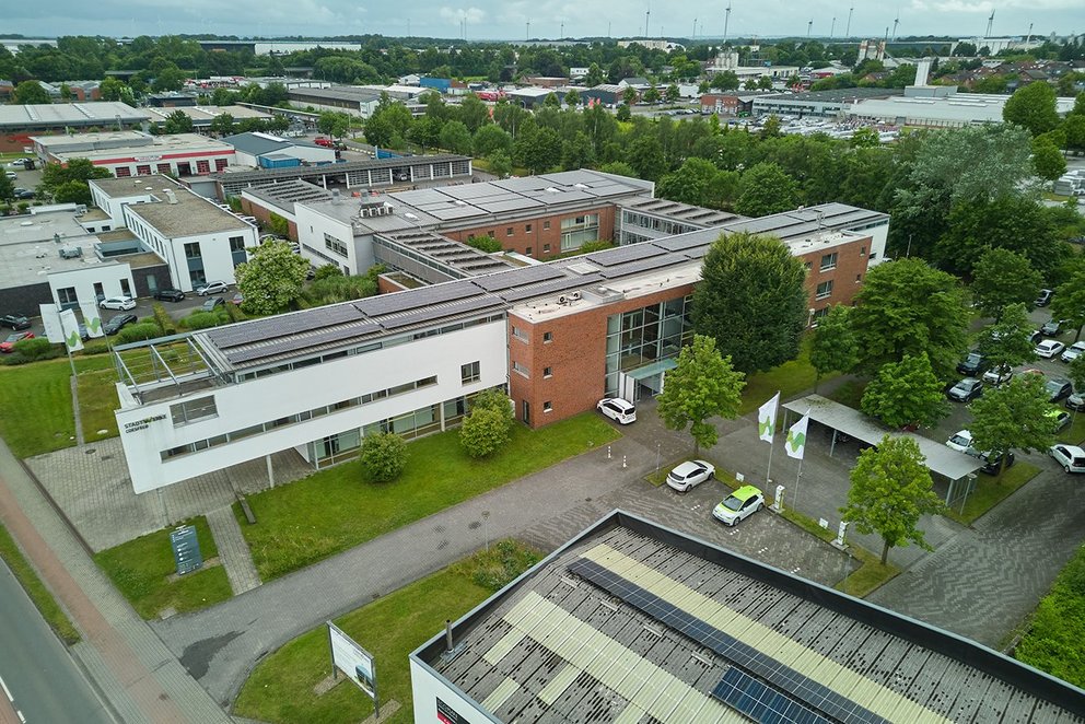 Luftbild Luftaufnahme eines Gewerbegebiets mit Bürogebäuden und Parkplätzen.