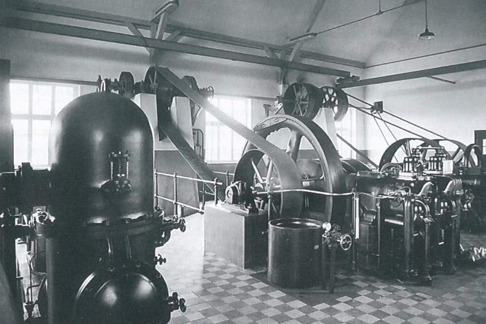 Maschinenhalle Schwarz-Weiß-Bild, historische Maschinenhalle Gasmotor im Wasserwerk 1907