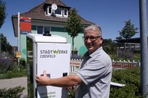 Mitarbeiter Berthold Warmers montiert eine der neuen E-Ladesäulen im Coesfelder Stadtgebiet.
