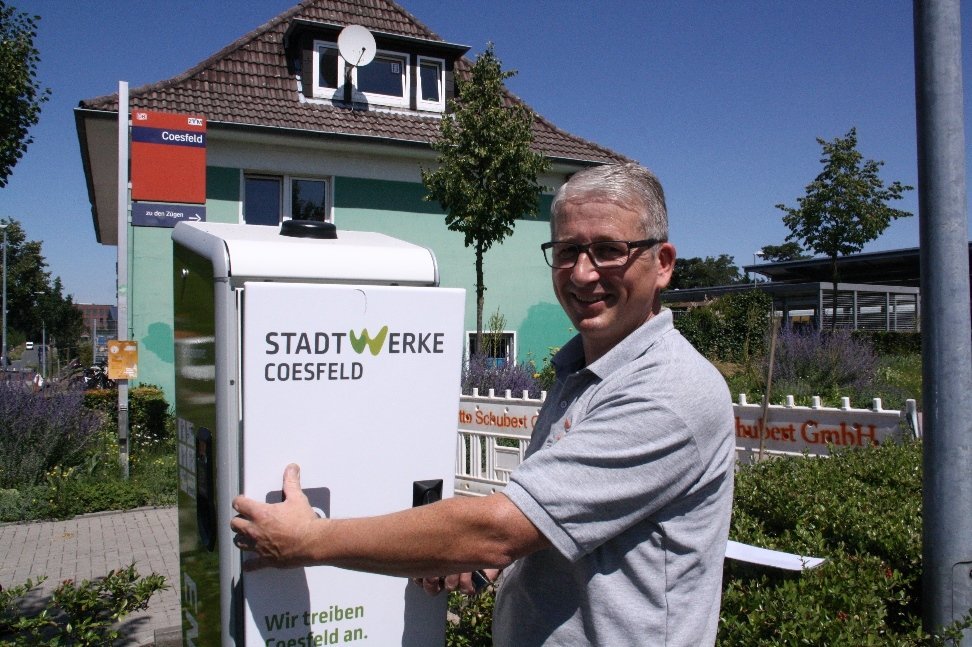 E-Ladesaeule. Mitarbeiter Berthold Warmers montiert eine der neuen E-Ladesäulen im Coesfelder Stadtgebiet.