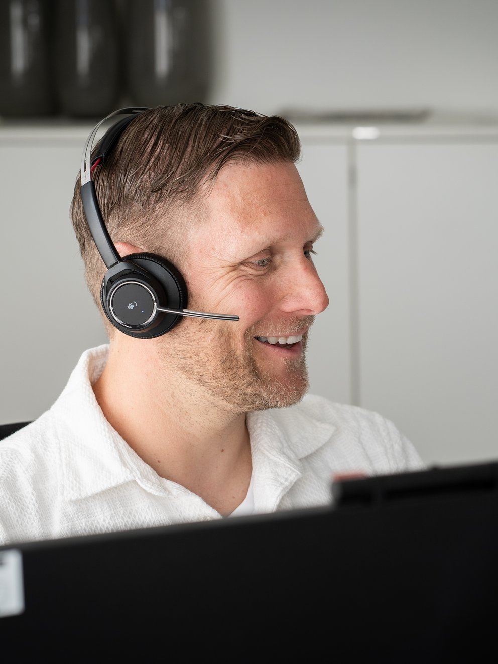 Mann mit Headset