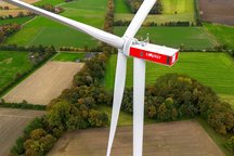 Bild einer Windkraftanlage, Luftaufnahme. 