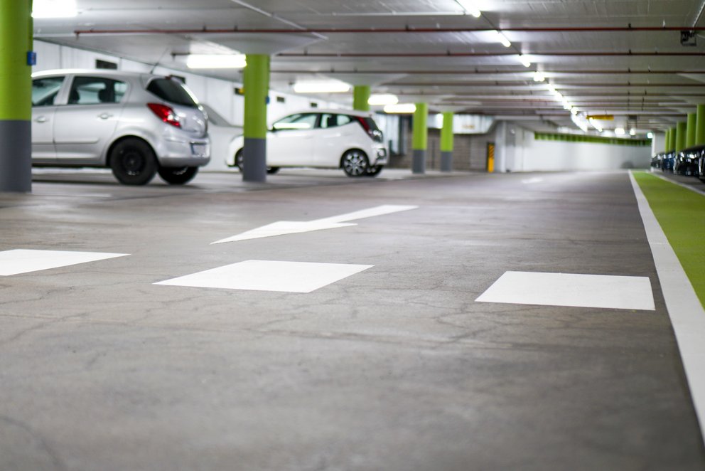 Marktgarage Fahrbahnmarkierungen in der Marktgarage