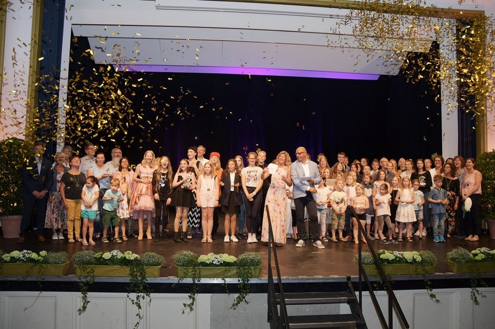 Gala Cosi Kinder- und Jugendtheaterpreis 2019 Teilnehmer auf der Bühne im Goldregen