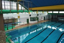 CoeBad Innenansicht Hallenbad Schwimmerbecken 5 Meter Sprungturm
