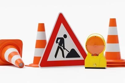Pylonen, Warnschild Baustelle und gelbe Warnleuchte