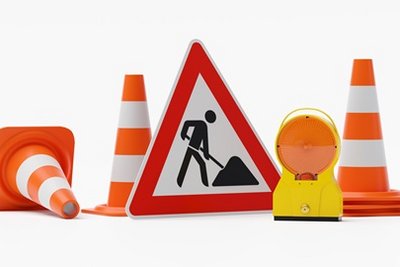 Pylonen, Warnschild Baustelle und gelbe Warnleuchte