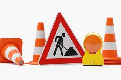 Information Baustelle Pylonen, Warnschild Baustelle und gelbe Warnleuchte