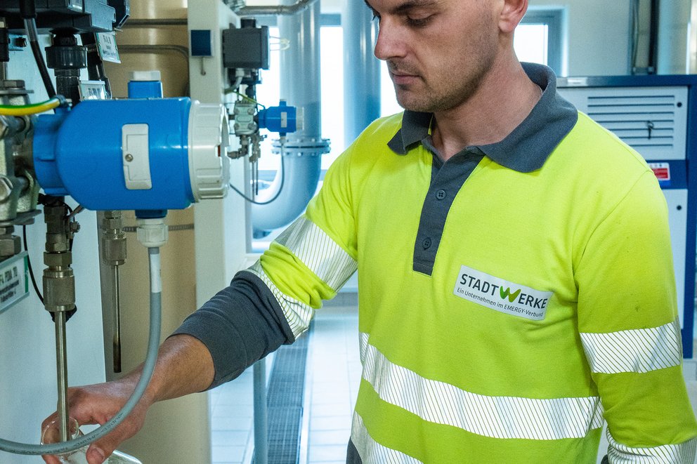 Ein Mitarbeiter des Wasserwerks Coesfeld prüft die Wasserqualität.