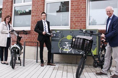 Elektromobilität Anette Dirks, Ron Keßeler und Heinz Öhmann vor der Ladestation