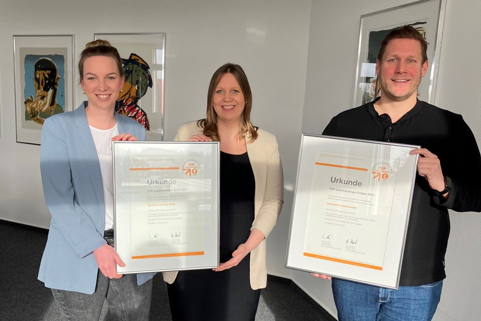 Top Lokalversorger Coesfeld. Die Mitarbeiter präsentieren die neuen Urkunden des Top-Lokalversorger Siegels.