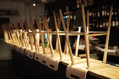 hochgestellte Stühle in Gaststätte