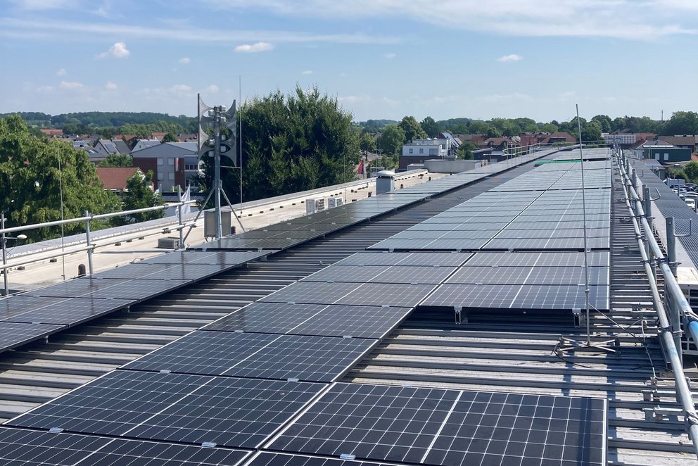 Solaranlage auf einem Flachdach. große Solaranlage auf einem Flachdach bei strahlend blauem Himmel.