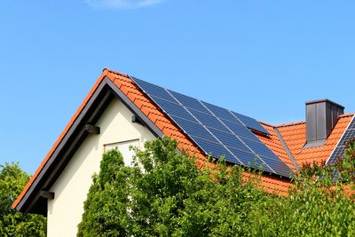 Adobe.stock | reimax16 Das Bild zeigt eine PV Anlage auf einem Hausdach